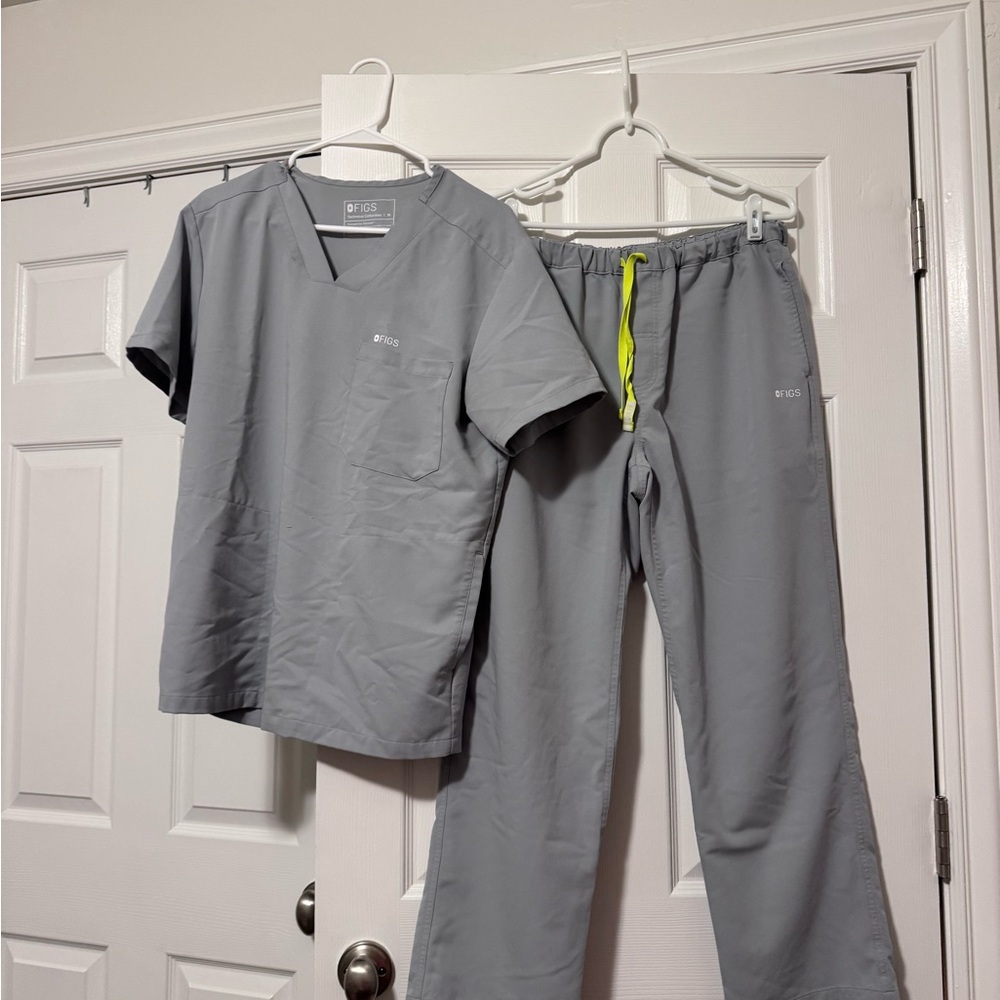 Figs Men’s Light Gray Scrub Set with Bright Yellow Drawstring